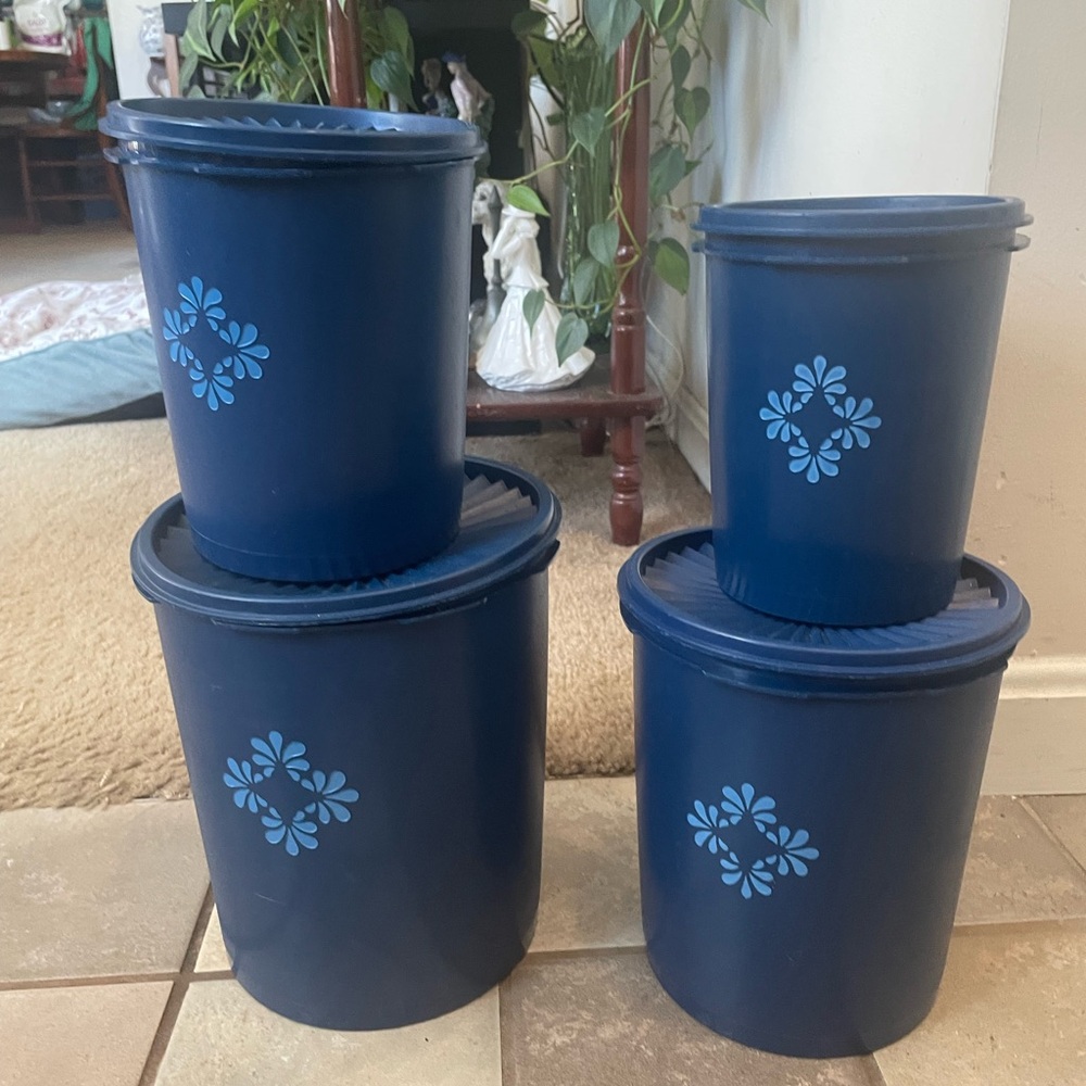 Tupperware canister set